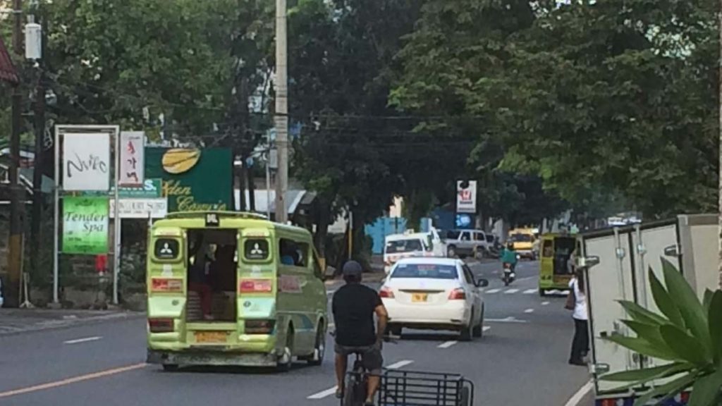フィリピンの全土でみられる乗合タクシー「ジプニー」
